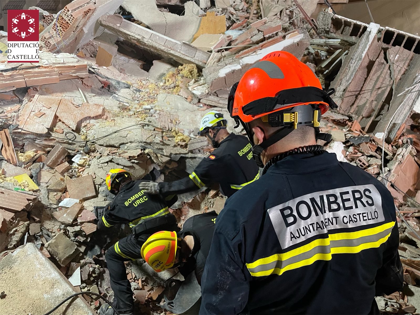 Los bomberos localizan el cuerpo sin vida de un menor entre los escombros en Peñíscola
