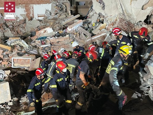 Rescatan a una persona con vida del edificio derrumbado en Peñíscola