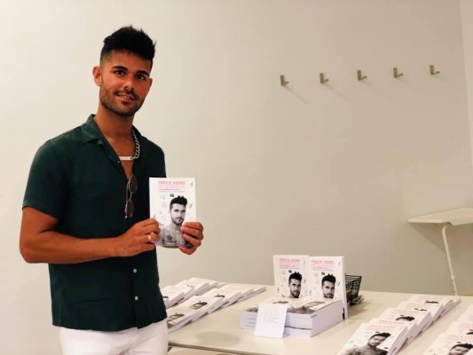 Enrique Bernabeu, el influencer LGTBI con parálisis cerebral que ha plasmado su resiliencia en un libro