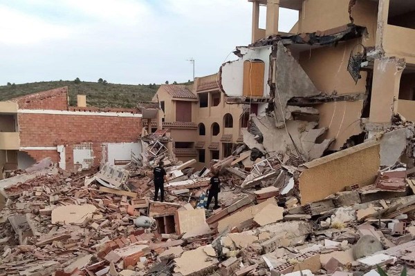 Localizan una persona con vida en el edificio caído en Peñíscola y trabajan en estabilizarlo