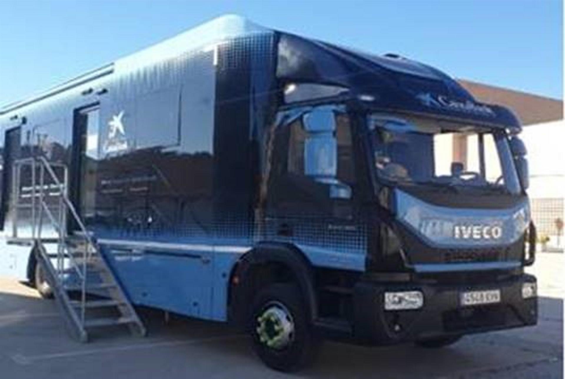 Caixabank atiende con oficinas móviles a 72.000 vecinos de 71 pueblos de la Comunitat en riesgo de exclusión financiera