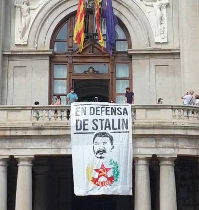 El Ayuntamiento de València informa a la Policía sobre la pancarta colgada de Stalin
