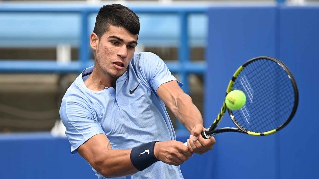 Alcaraz sabe sufrir y vence remontando en la pista dura de Winston-Salem

