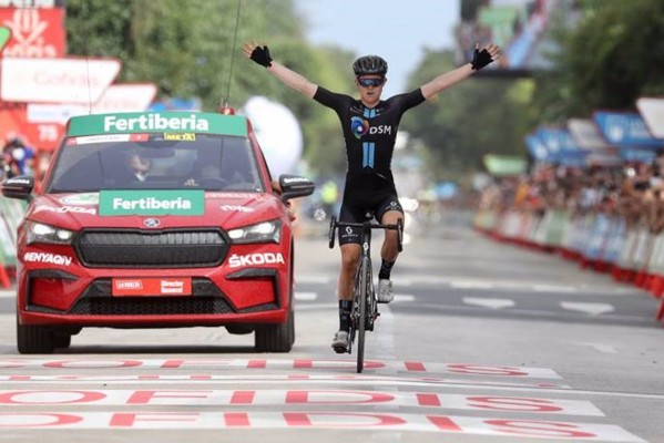 Roglic aleja a los Ineos en el doblete de Storer