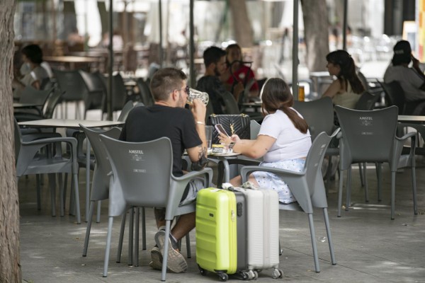 Sanidad notifica 10.072 casos y 190 muertes por covid, con la incidencia bajando a 305