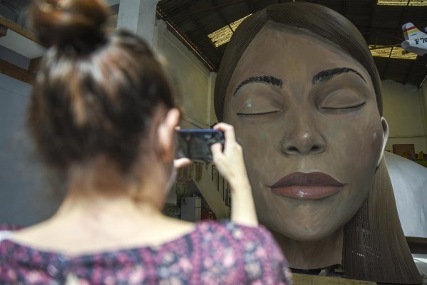 El busto de 'La Meditadora' vuelve este miércoles a la Plaza del Ayuntamiento para su nueva 'plantà'