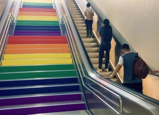 Unides Podem reivindica la restitución de la bandera LGTBI en la estación del Tram de Luceros