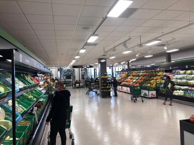 Los consumidores optan en septiembre por productos básicos para llenar las despensas