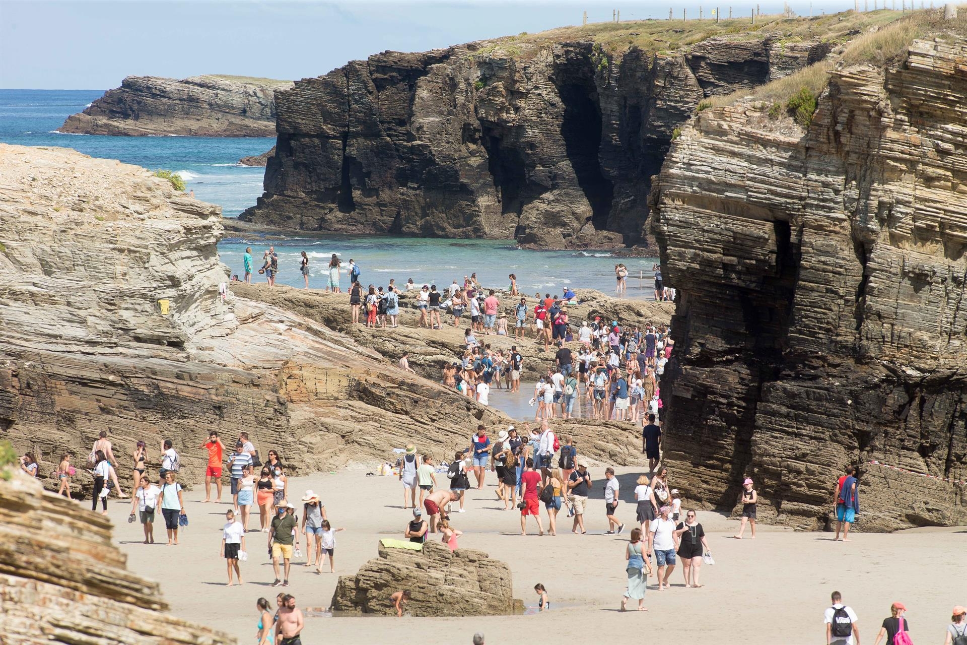Turistas pasean por la playa de Las Catedrales (Lugo). Foto: CARLOS CASTRO/EP - 