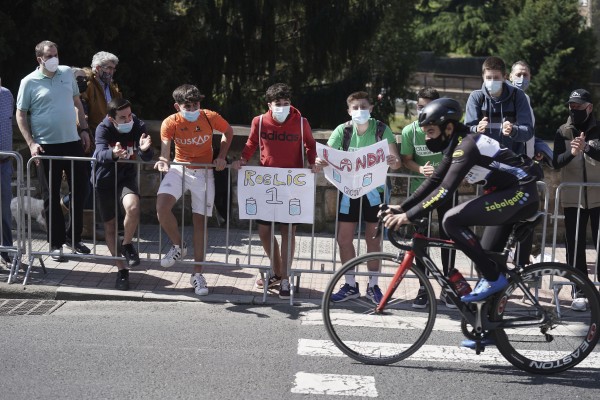 Roglic descansa como líder sólido, Mas sueña a lo grande