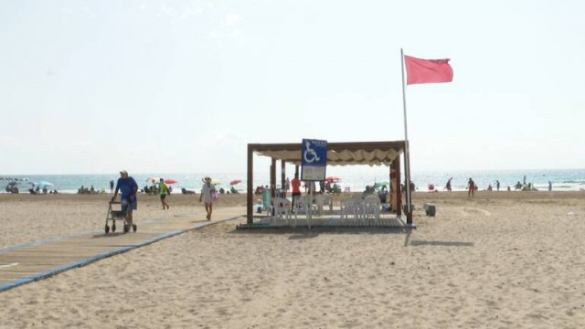 Las playas de El Puig, Puçol y La Pobla de Farnals reabren tras confirmar que la mancha eran algas