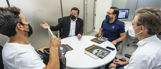 Anil Murthy pone al día del mercado de fichajes a Peter Lim 