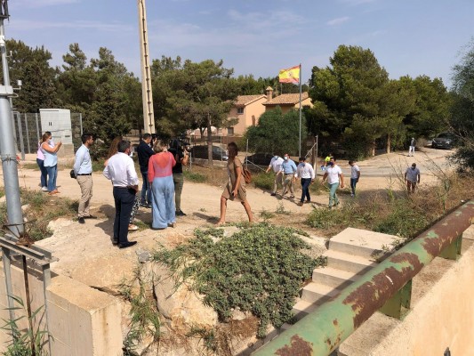 Casado visita la rambla del Albujón  y los vecinos de Bahía Bella avisan que el Mar Menor 