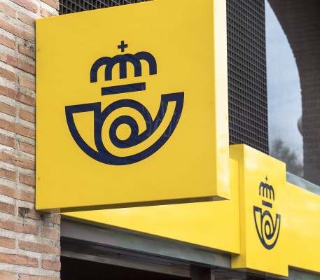 Correos asegura que ha reforzado la plantilla de su oficina en Vila-real este verano