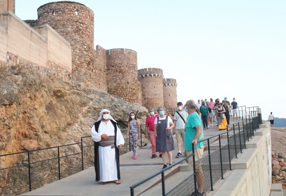 El ciclo 'Un Estiu al Castell' reúne a centenares de visitantes en el Castillo de las 300 Torres de Onda
