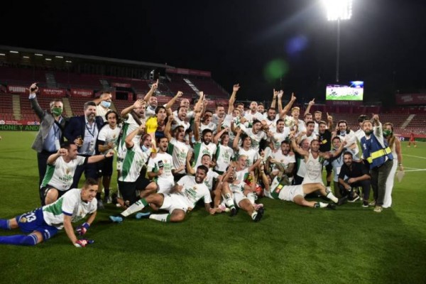 El Elche cumple un año de un ascenso contra todo y contra todos
