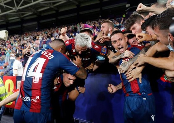 El Levante se desmelena y se lleva un punto de un partido loco