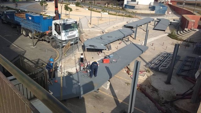 Primer paso para la instalación de la pasarela peatonal entre Juan Carlos I y la plaza Santa Clara de Lorca