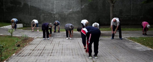 Salud aconseja realizar actividad física moderada a las personas mayores para evitar caídas