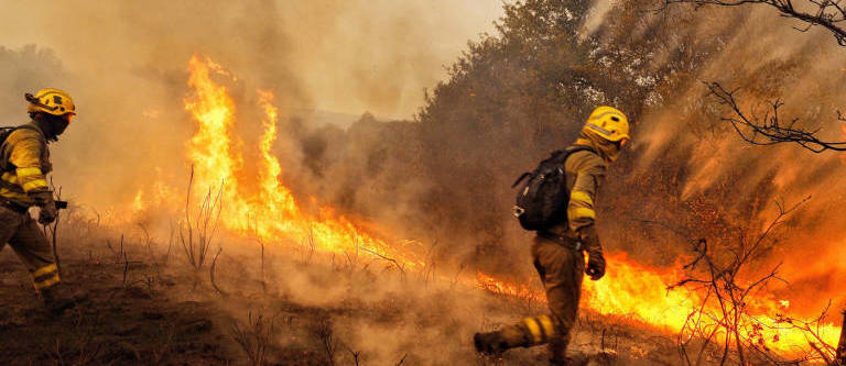 Los bomberos terminaremos defendiendo a la gente contra el bosque