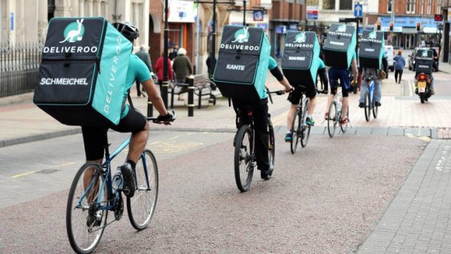 El adiós de Deliveroo en España provoca la guerra en el sector 'delivery' 