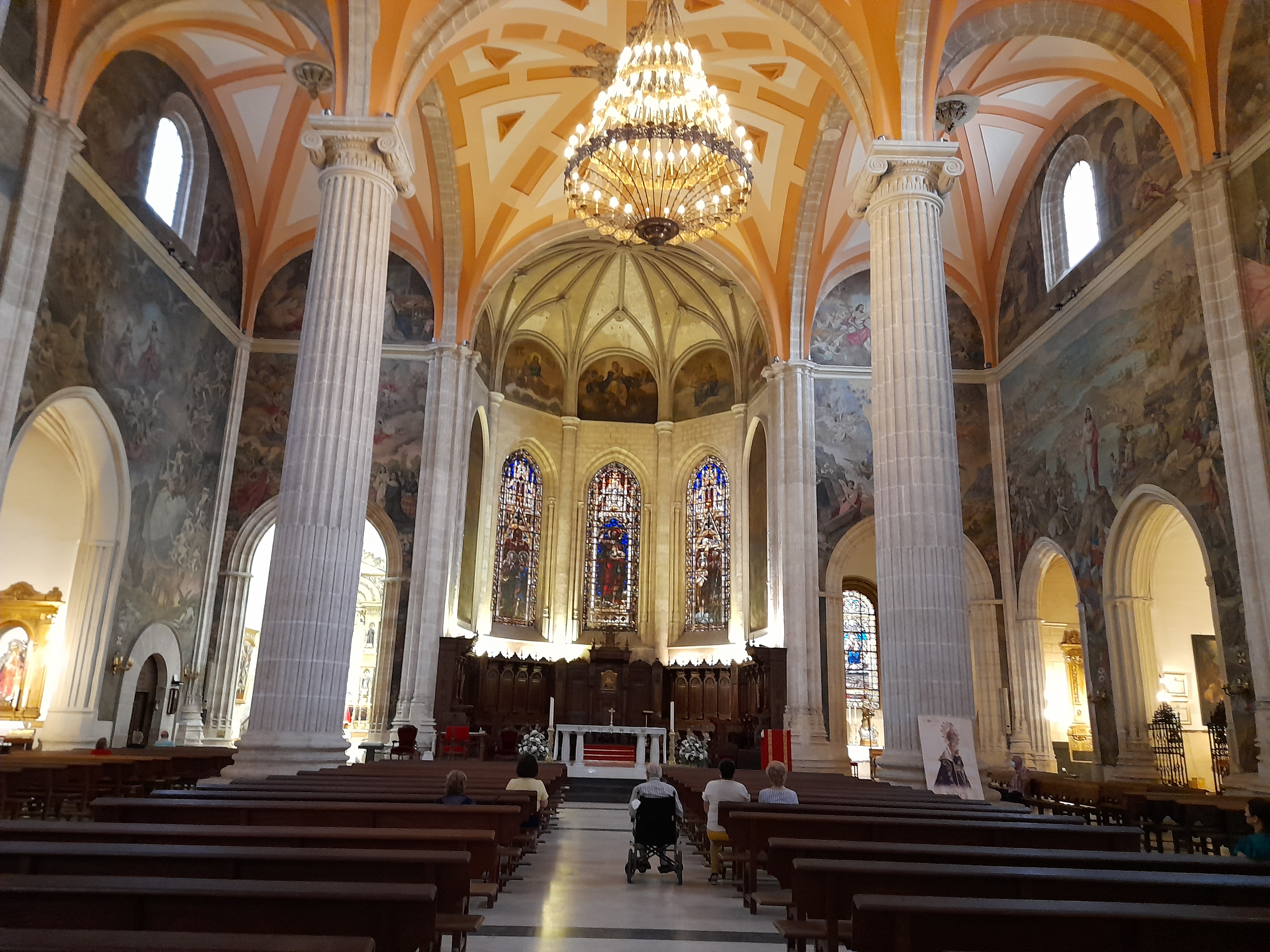 Un grupo reducido de feligreses, en la catedral de Albacete en agosto. - 