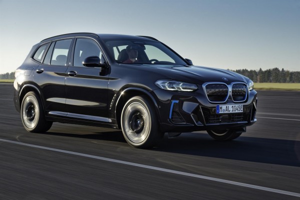 BMW actualiza su modelo iX3 con retoques estéticos y nuevo equipamiento