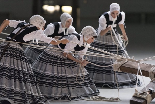 La danza de La Veronal evoca a Buñuel en Sagunt a Escena con su espectáculo 'Sonoma'
