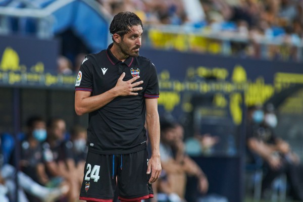 Vezo vuelve y Radoja refuerza el centro del campo ante el Madrid