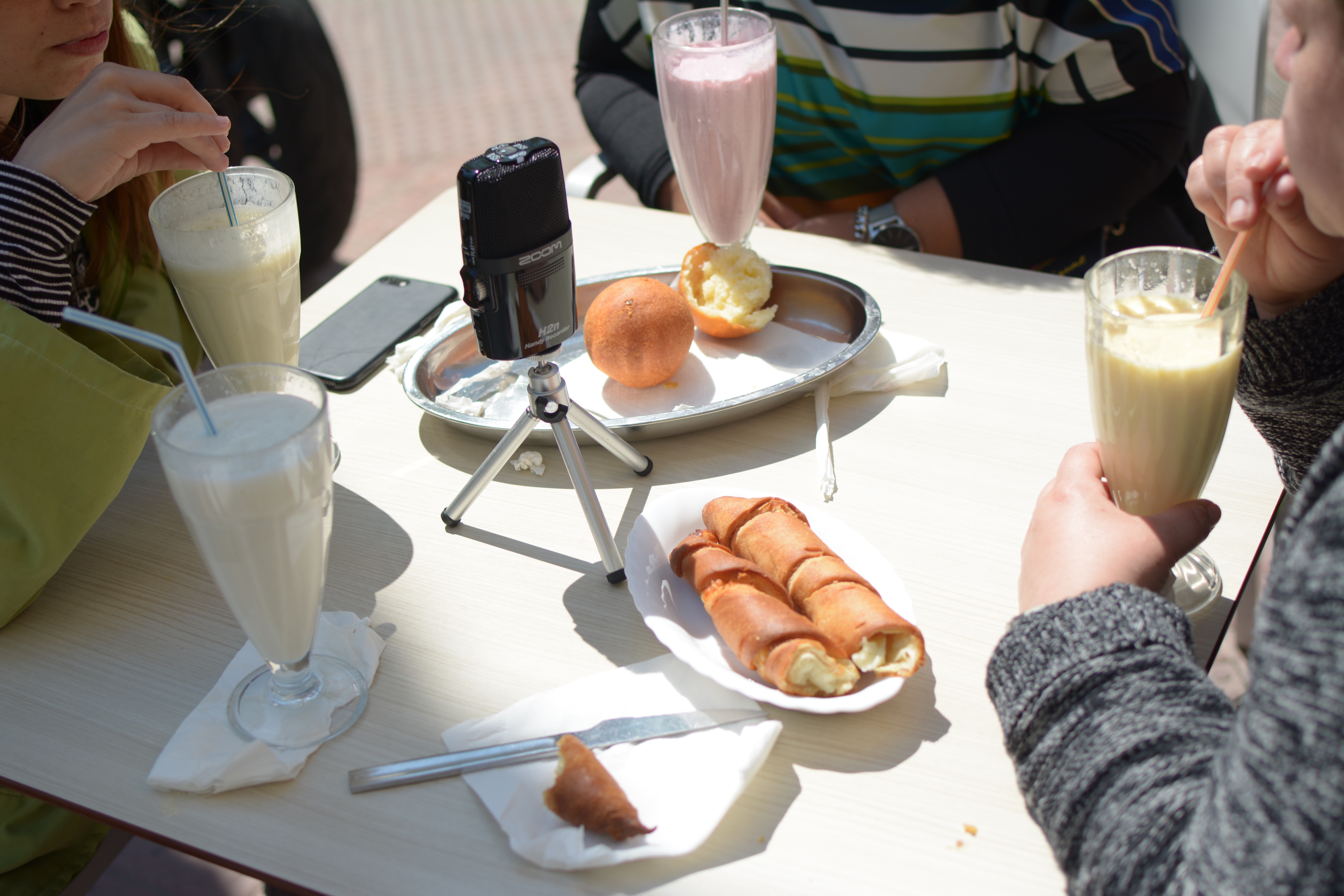 Voces que cuidan: Flor, Elena, Carol, Santi, Antonia, Mari Carmen, Astrid, Pepa, Gala, Viki, Cris…
