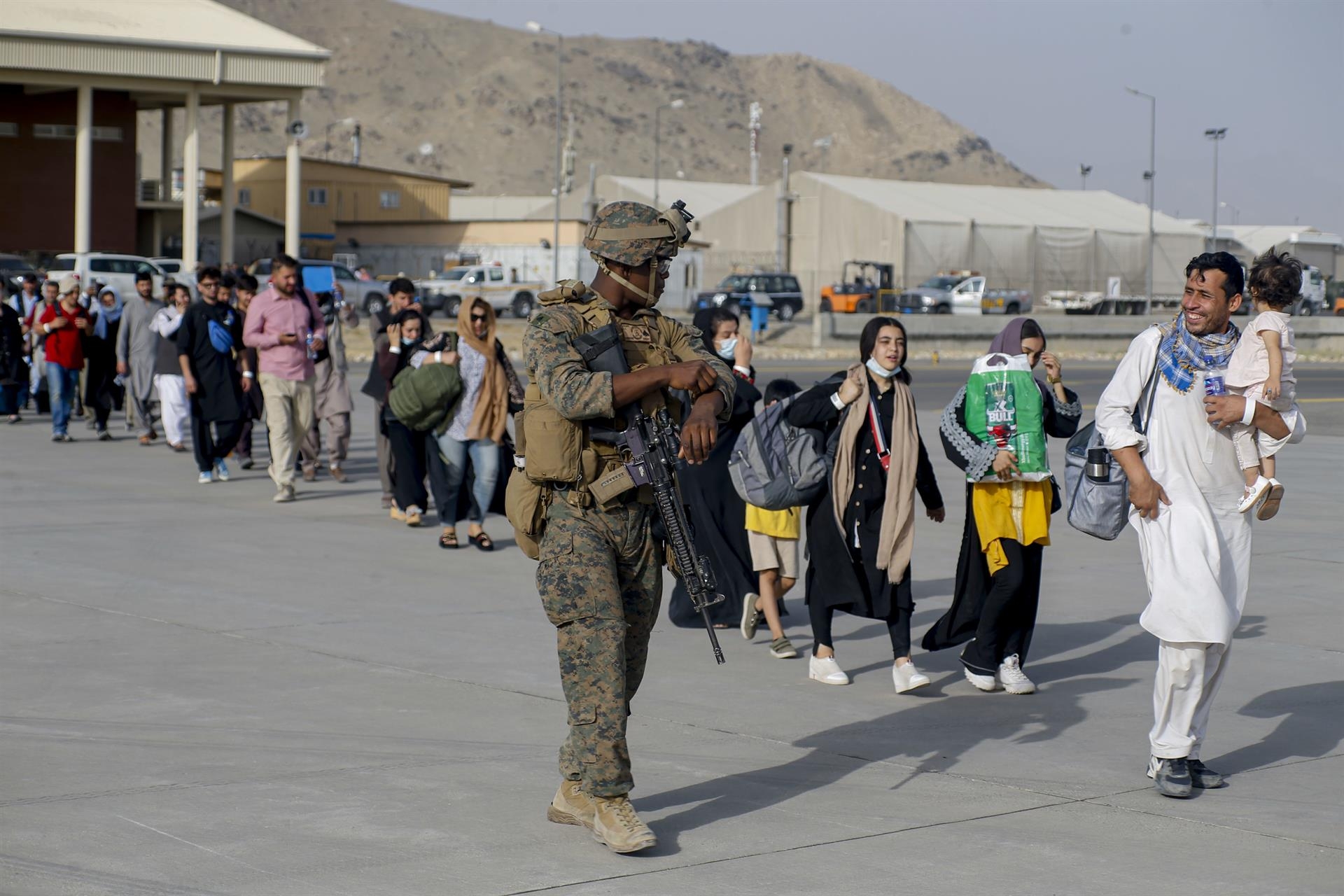 La desesperación crece en torno al aeropuerto de Kabul, escenario de tensión y violencia