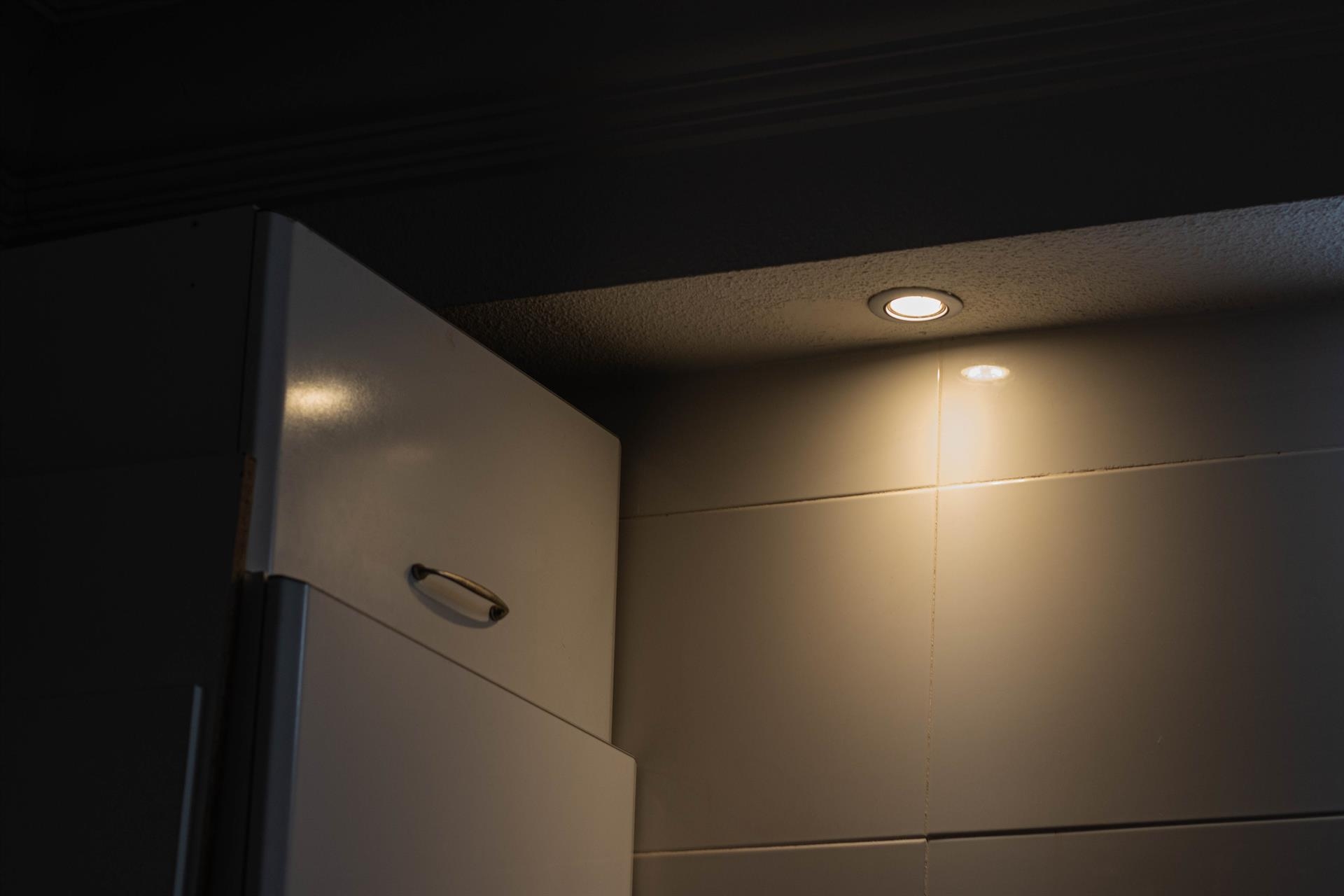 El precio de la luz cae este sábado un 6%, hasta los 110,14 euros/MWh