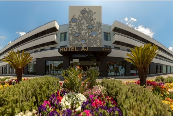 Cuatro equipos prometedores de La Vuelta a España apuestan por el hotel AJ Gran Alacant