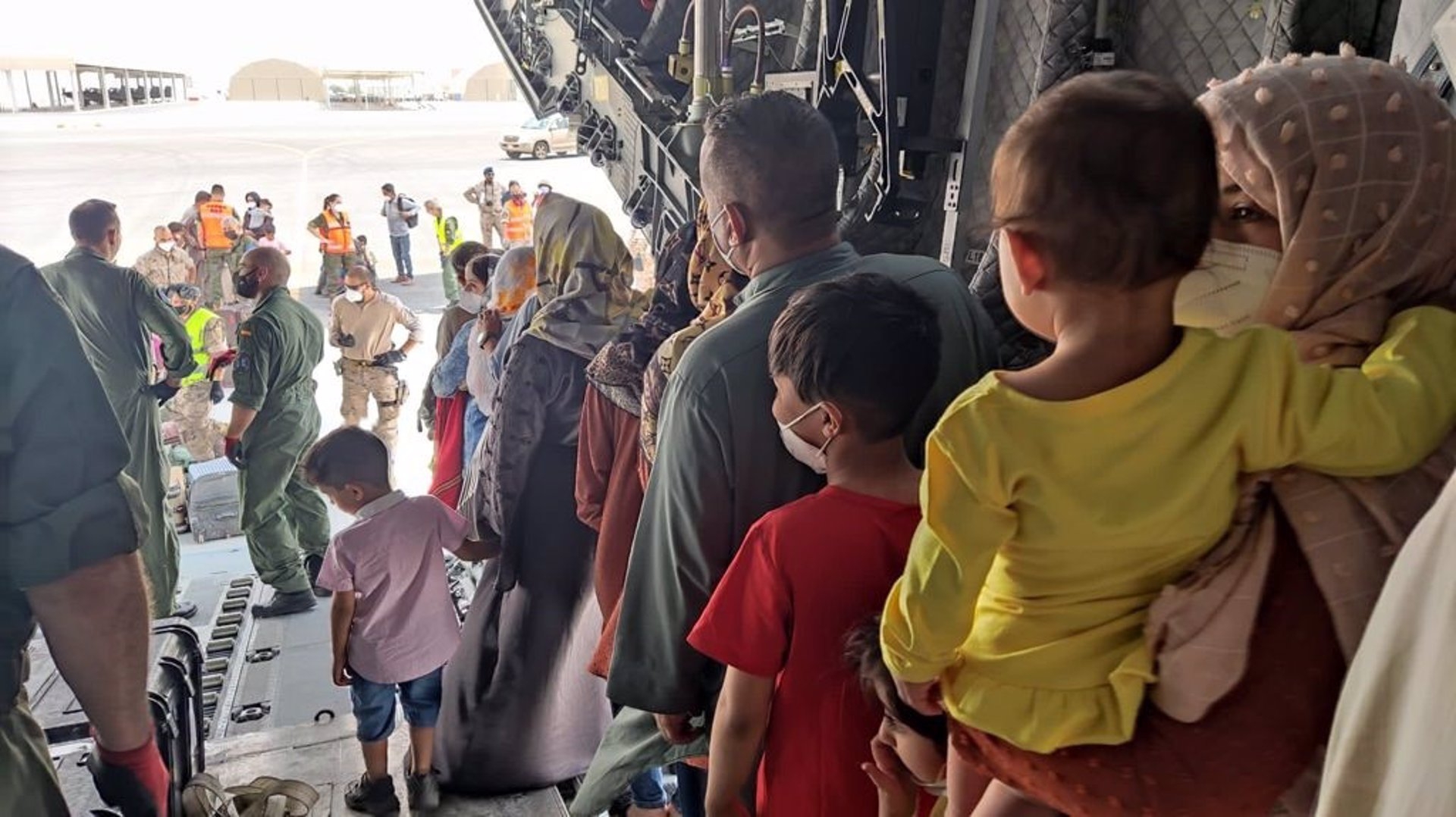 Afganos evacuados en el segundo avión de repatriación fletado por España. Foto: MINISTERIO DE DEFENSA - 