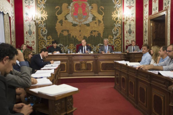 La oposición de Alicante tumba, por el momento, el presupuesto municipal
