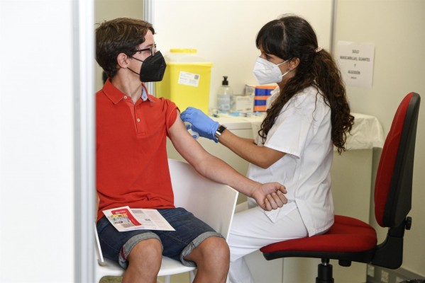 España administra 472.369 dosis en 24 horas y casi el 65% de la población tiene pauta completa