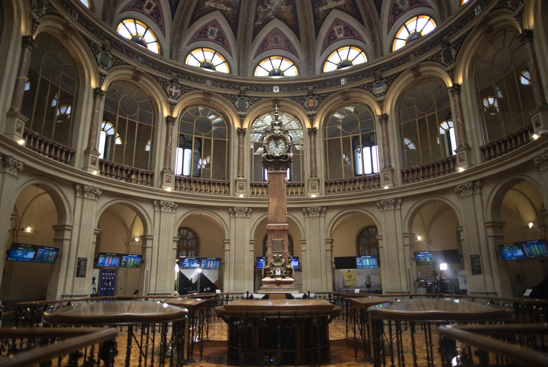 El Ibex 35 cierra la sesión con una corrección del 0,7% y consigue retener los 8.900 puntos
