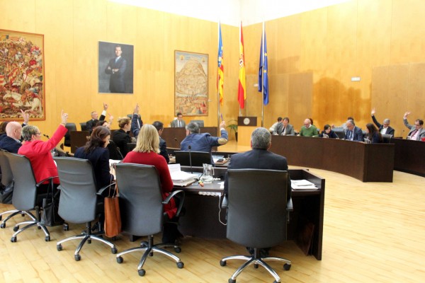 El rodillo del pacto por el presupuesto deja sin opciones al resto de la oposición de Benidorm