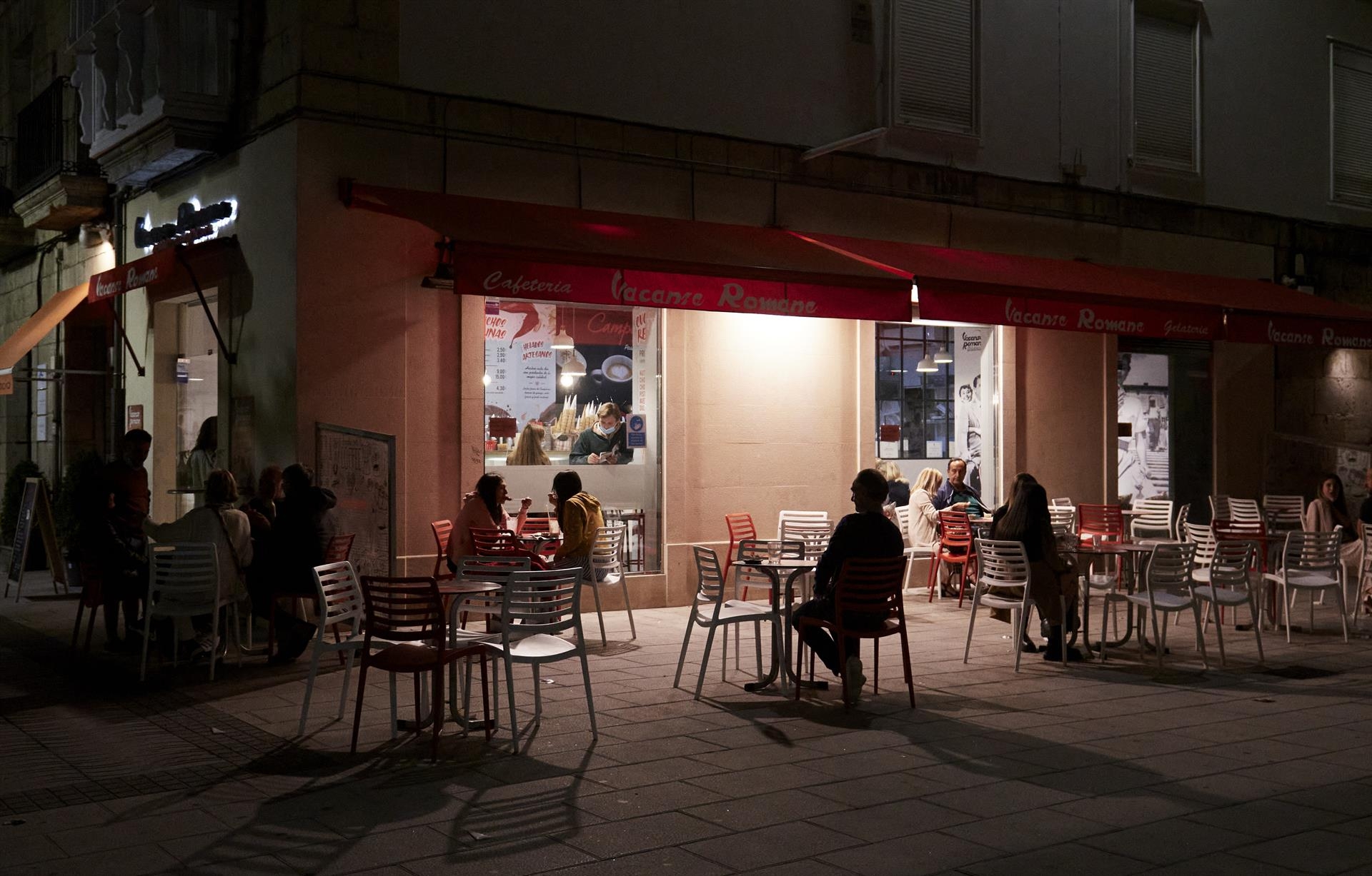 España notifica 12.445 casos y 121 muertes por covid-19, con la incidencia bajando a 360