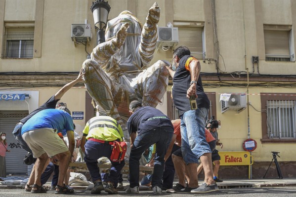 Las Fallas de València reciben sus monumentos con 