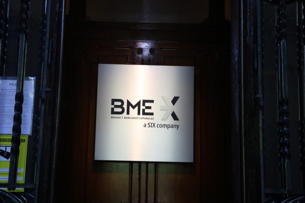 El Ibex 35 cae un 1,1% en la media sesión y se mantiene por debajo de los 8.900 puntos