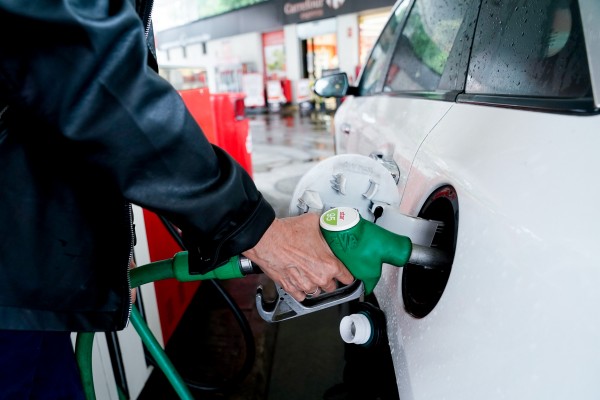 El precio de los carburantes cae esta semana, pero sigue siendo hasta un 21,8% más caro