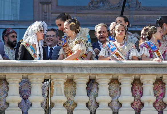 Zapatero celebra el desarme de ETA durante su estreno en el balcón del Ayuntamiento de València