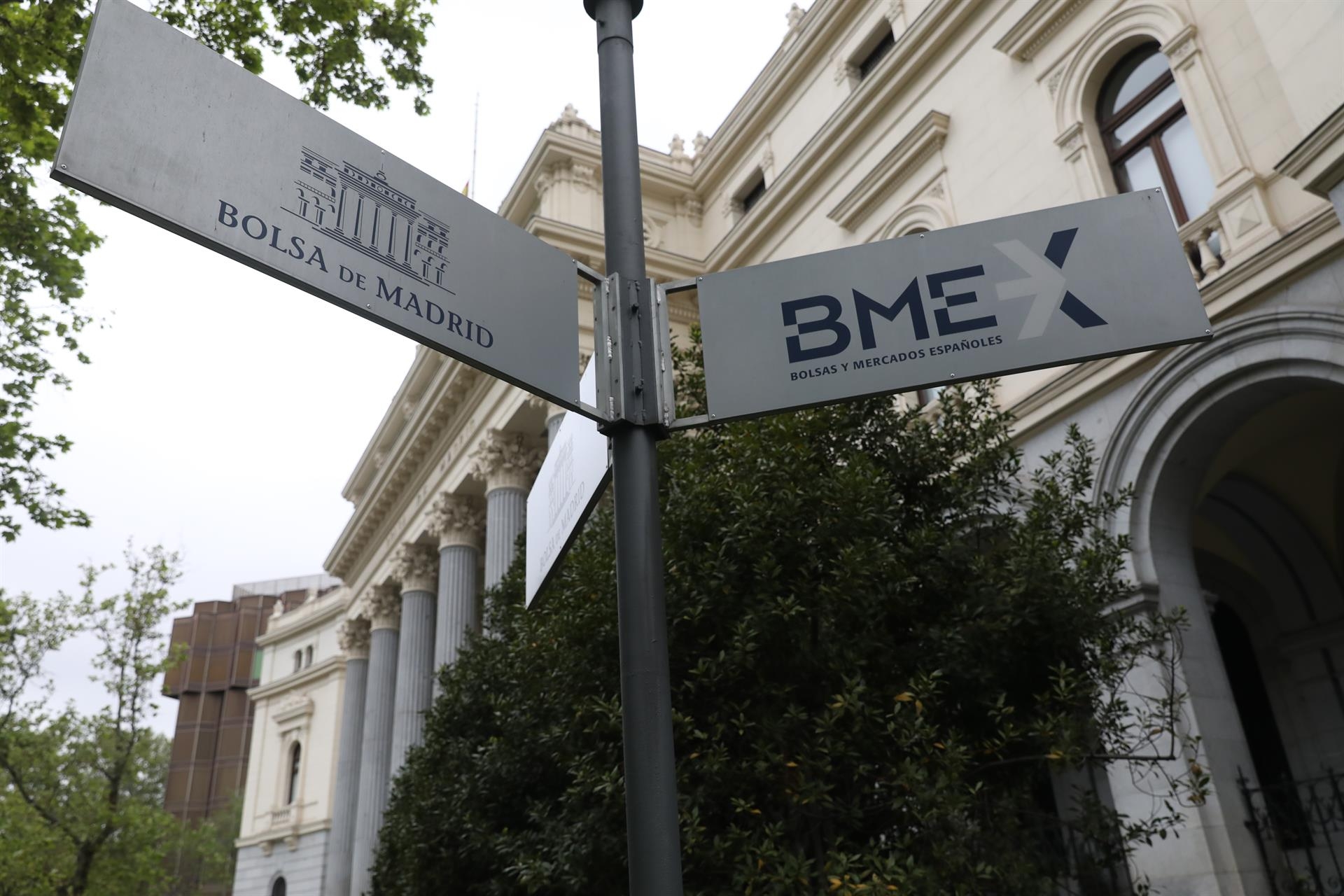 Cartel en las inmediaciones de la Bolsa de Madrid. Foto: MARTA FERNÁNDEZ JARA/EP - 