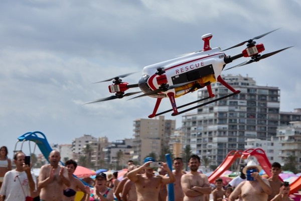  Bravo se plantea extender a toda la costa el uso de drones para prevenir ahogamientos