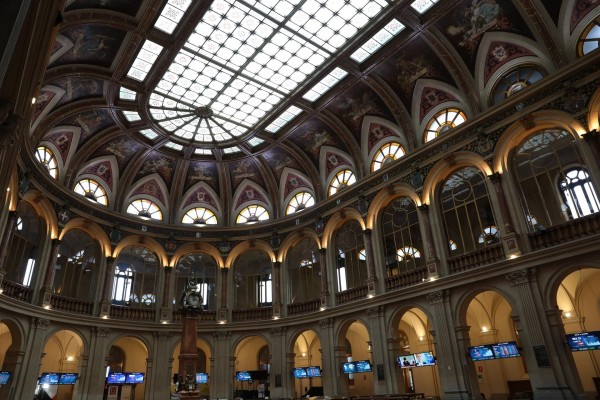 El Ibex 35 cierra con una subida del 1,18% y se acerca a los 9.000 puntos