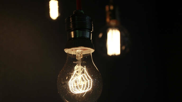 El precio de la luz encadena este jueves su tercera subida y se eleva hasta los 113,4 euros/MWh