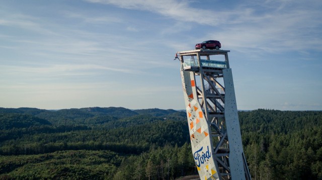 El Ford Explorer corona la torre de escalada libre más alta del mundo