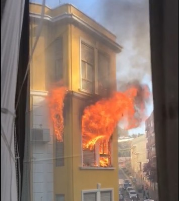 Mueren dos ancianos en un espectacular incendio en su vivienda de Alicante