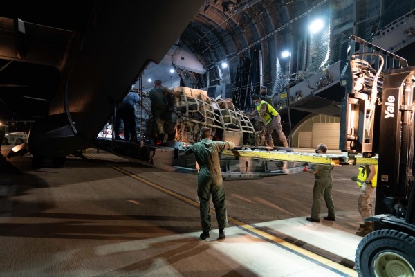 Sánchez anuncia que el primer avión para evacuar a españoles vuela a Kabul y sale a Dubai un tercero